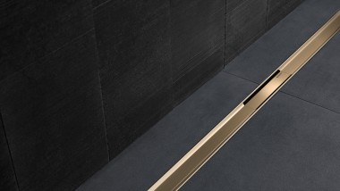 Aspetto puristico con cromo nero in bagno Aspetto puristico con cromo nero in bagno