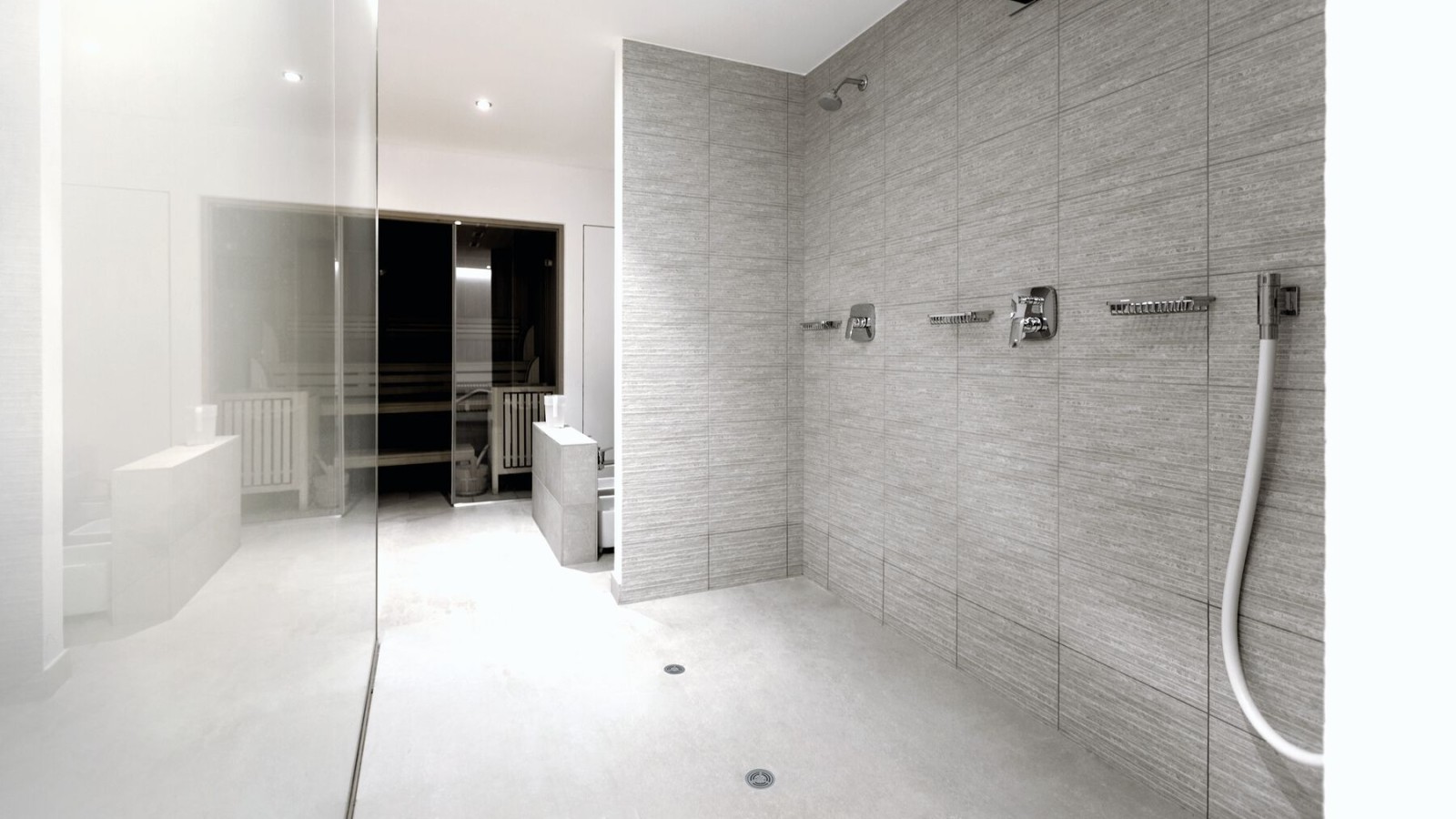 Local sanitaire semi-public avec douche en vinyle (PVC) Geberit avec grille-siphon pour douche de plain-pied Local sanitaire semi-public avec douche en vinyle (PVC) Geberit avec grille-siphon pour douche de plain-pied