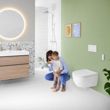 Donna e bambino in un bagno colorato con specchio Geberit Option