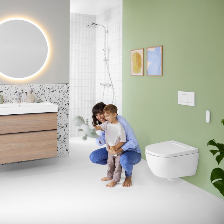 Donna e bambino in un bagno colorato con specchio Geberit Option
