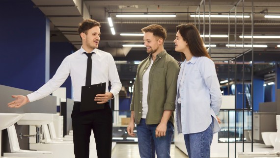 Des clients se font conseiller par un partenaire spécialisé Des clients se font conseiller par un partenaire spécialisé