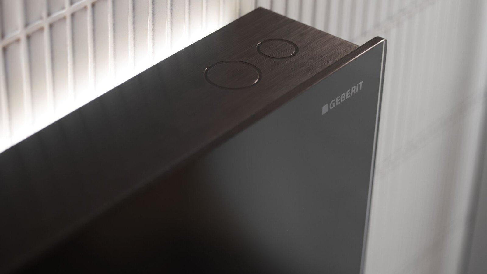 Déclenchement du rinçage sur le module sanitaire Geberit Monolith (© Geberit) Déclenchement du rinçage sur le module sanitaire Geberit Monolith (© Geberit)