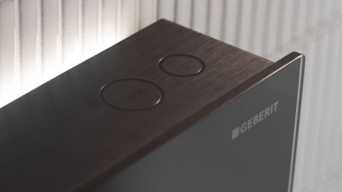 Déclenchement du rinçage sur le module sanitaire Geberit Monolith (© Geberit)