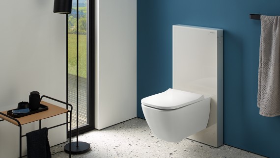 Bagno con modulo sanitario Geberit Monolith in grigio sabbia (© Geberit)