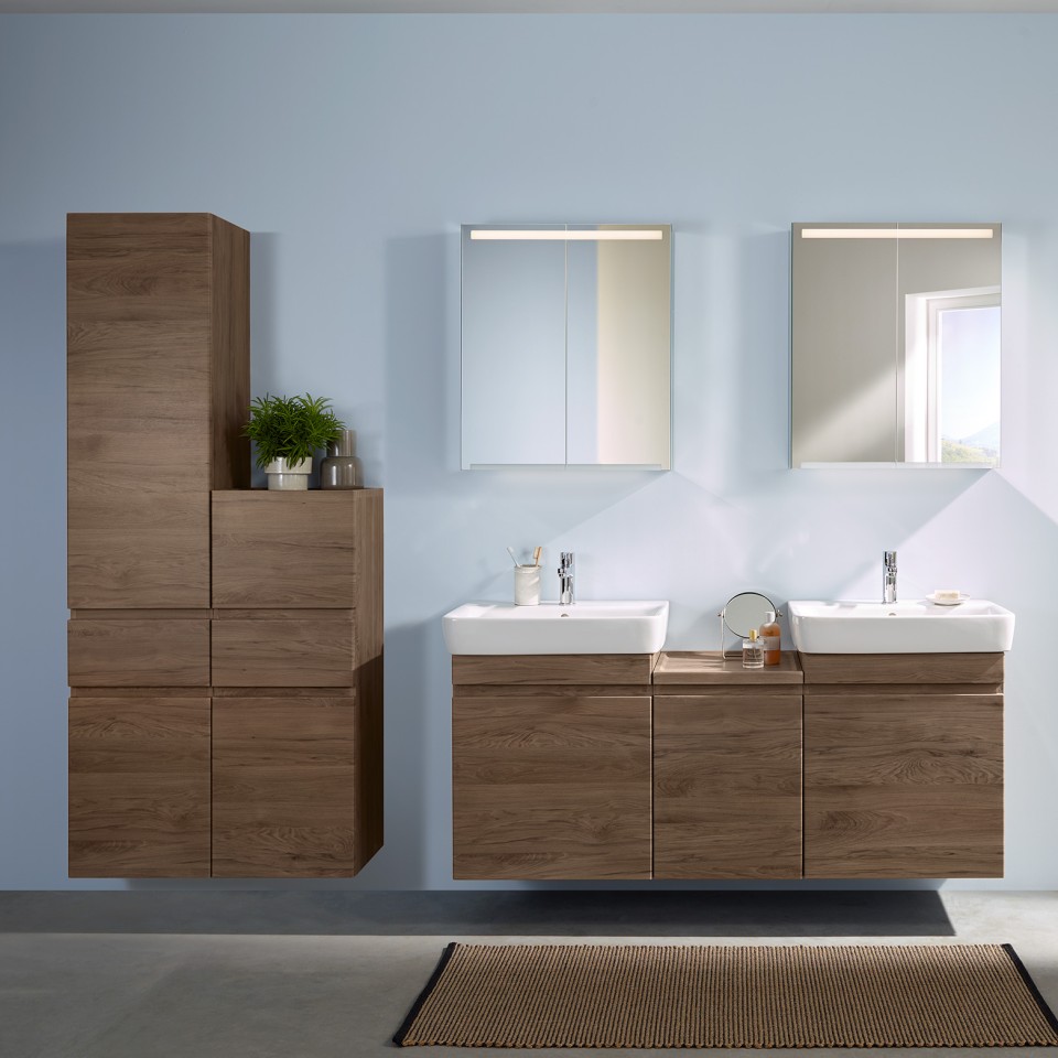 Bagno con WC, bidet, lavabo e mobili da bagno Geberit Renova Plan