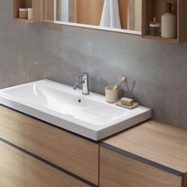 Zona lavabo con mobili da bagno in legno di Geberit iCon.