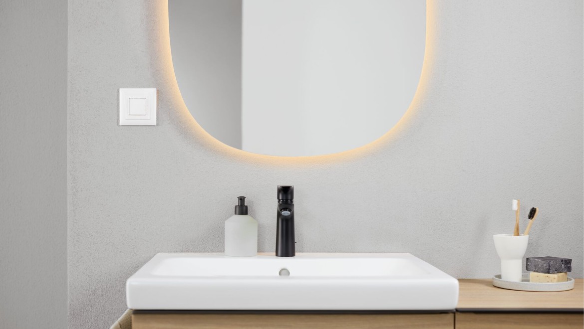 Bagno Geberit iCon con lavabo e specchio ovale Geberit Option