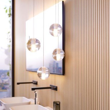 Vue sur l’espace lavabo avec plafonniers au premier plan (© Geberit)