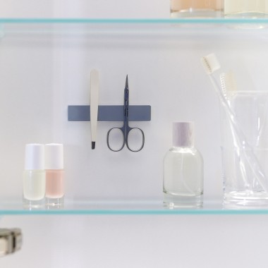 Geberit ONE Spiegelschrank mit Magnetstreifen im Inneren (© Geberit) Geberit ONE Spiegelschrank mit Magnetstreifen im Inneren (© Geberit)