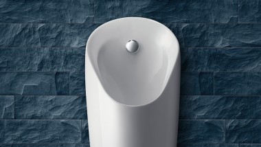 Urinal Preda vor grauer Wand installiert (© Geberit)