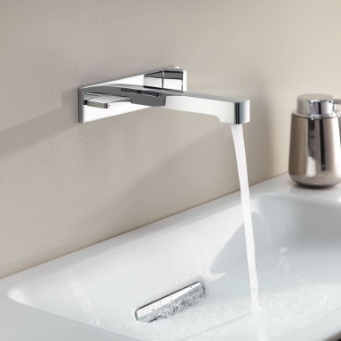 Rubinetto a parete Geberit ONE per lavabo dal design squadrato Rubinetto a parete Geberit ONE per lavabo dal design squadrato