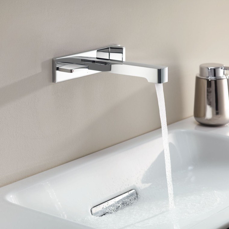 Rubinetto a parete Geberit ONE per lavabo dal design squadrato Rubinetto a parete Geberit ONE per lavabo dal design squadrato