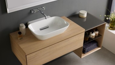 Espace lavabo avec meuble de salle de bains en bois Geberit Acanto