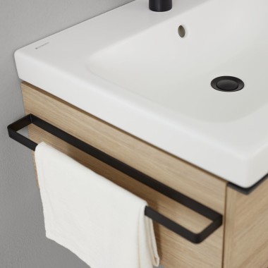 Meuble sous lavabo Geberit iCon avec porte-serviettes en noir mat (© Geberit)