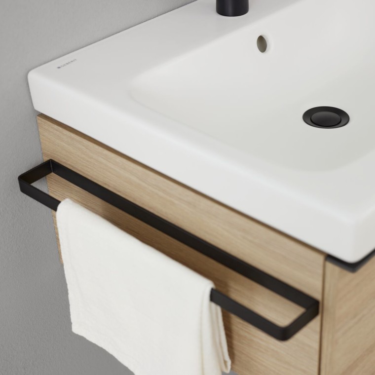 Mobile sottolavabo Geberit iCon con portasciugamani in nero opaco (© Geberit) Mobile sottolavabo Geberit iCon con portasciugamani in nero opaco (© Geberit)