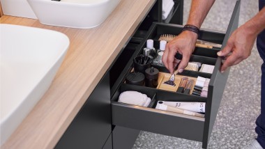 Mobile sottolavabo Geberit ONE con meccanismo push-to-open