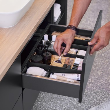 Kosmetikartikel im Geberit ONE Waschtischunterschrank mit Schubladeneinsätzen werden sortiert (© Geberit) Kosmetikartikel im Geberit ONE Waschtischunterschrank mit Schubladeneinsätzen werden sortiert (© Geberit)