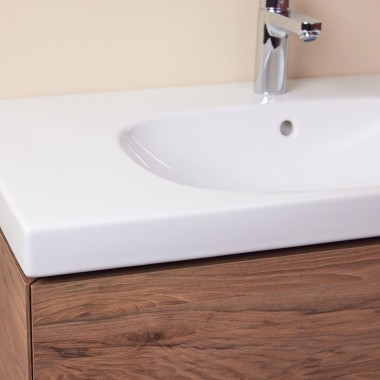Avec l’assortiment de lavabos Mix & Match, vous pouvez combiner les céramiques et les meubles de trois séries Geberit, comme ici un lavabo Geberit Acanto avec un meuble sous lavabo Geberit ONE.