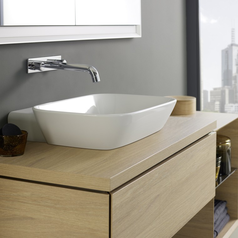 Zona lavabo con lavabo da appoggio Geberit ONE e mobili da bagno in legno Zona lavabo con lavabo da appoggio Geberit ONE e mobili da bagno in legno
