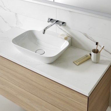Lavabo in ceramica bianca e mobili da bagno in legno (© Geberit)
