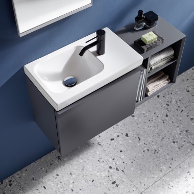 Piccolo lavabo Geberit iCon con rubinetto laterale in nero opaco