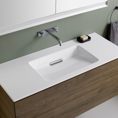 Lavabo per mobile sottolavabo Geberit ONE con superficie da appoggio laterale