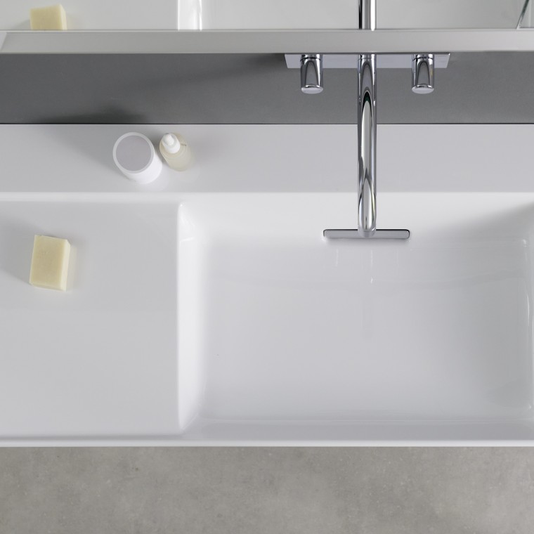 Lavabo Geberit ONE avec espace de rangement asymétrique latéral