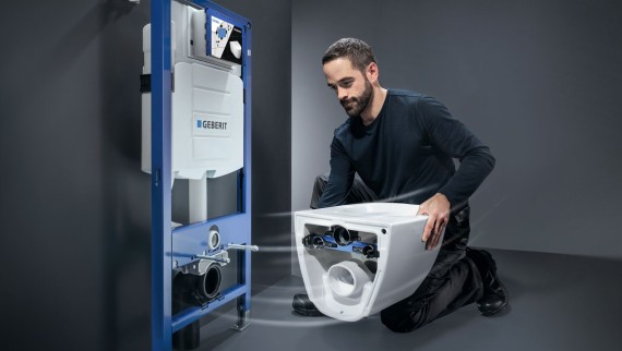 Installateur montiert WC-System bestehend aus Geberit Sigma Unterputzspülkasten und Geberit Acanto WC