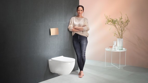 WC Geberit Acanto in bagno con parete nel colore di tendenza Peach Fuzz