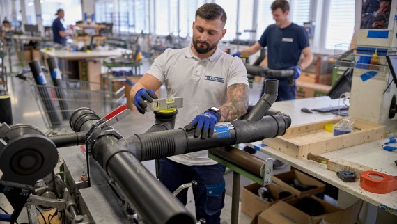 Préfabrication d’un système d’évacuation isolé contre le bruit avec Geberit Silent-db20