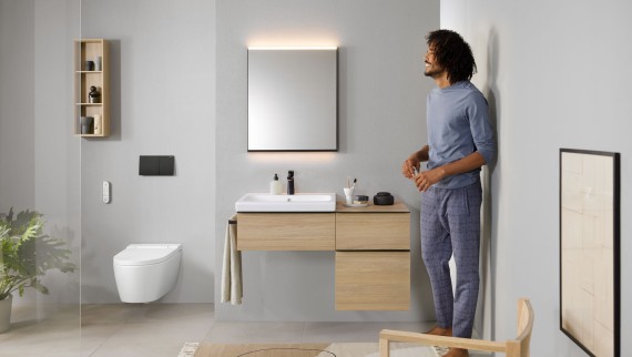 Mann in einem Badezimmer mit Geberit AquaClean Sela Mann in einem Badezimmer mit Geberit AquaClean Sela