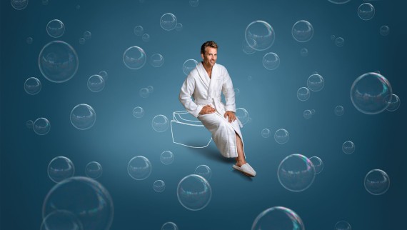 Tim seduto su un Geberit AquaClean Tuma