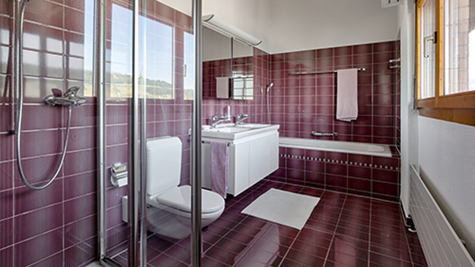 Bagno con piastrelle rosse prima della ristrutturazione Bagno con piastrelle rosse prima della ristrutturazione