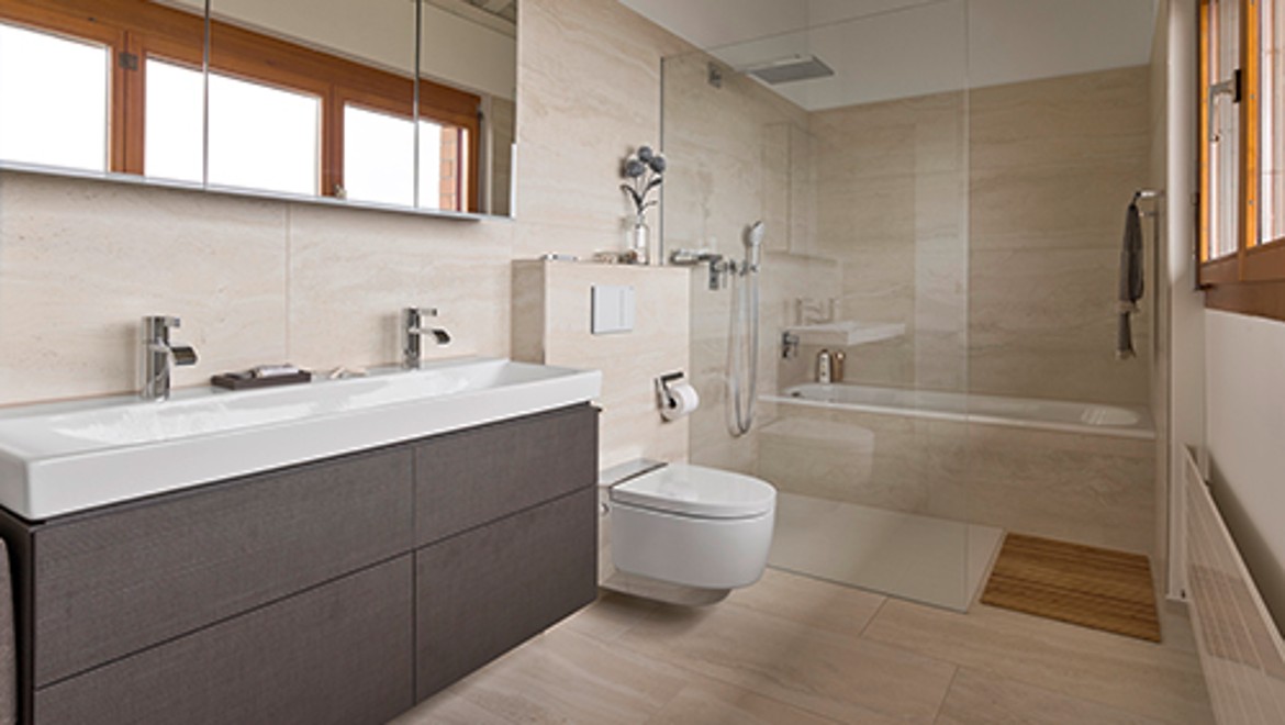 Salle de bains avec WCdouche Geberit AquaClean après rénovation Salle de bains avec WCdouche Geberit AquaClean après rénovation