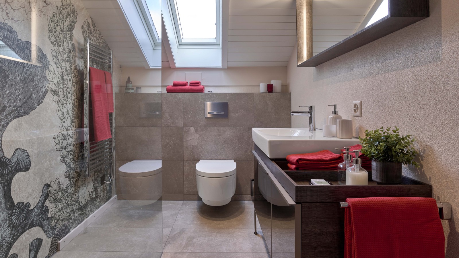 Bagno con vari prodotti Geberit dopo la ristrutturazione Bagno con vari prodotti Geberit dopo la ristrutturazione