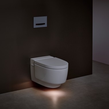 Dusch-WC Geberit AquaClean Mera mit eingeschaltetem Orientierungslicht Dusch-WC Geberit AquaClean Mera mit eingeschaltetem Orientierungslicht