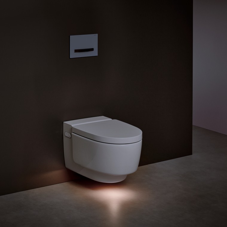WCdoccetta Geberit AquaClean Mera con luce di cortesia accesa WCdoccetta Geberit AquaClean Mera con luce di cortesia accesa
