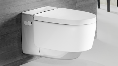 Geberit AquaClean Mera Comfort in cromo con comando d'uso a distanza Sigma70