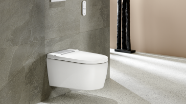 Geberit AquaClean Sela in bianco con comando d'uso a distanza Sigma20