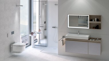 Geberit AquaClean Mera dans la salle de bains avec le miroir lumineux et le plafonnier