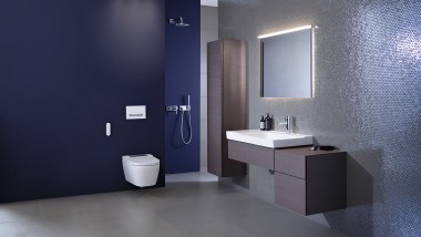 Salle de bains bleue avec Geberit AquaClean Sela