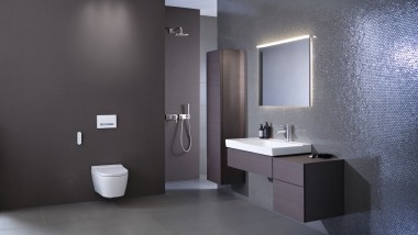 Salle de bains brune avec Geberit AquaClean Sela