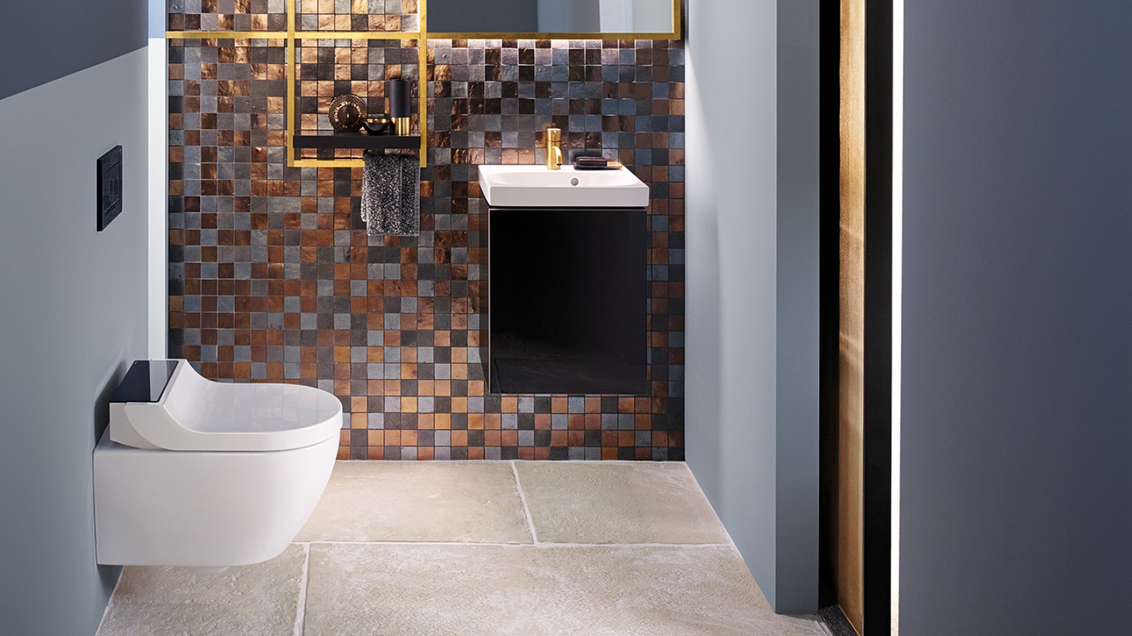 Vista su un moderno WC degli ospiti con un AquaClean Tuma Comfort e un lavabo Acanto davanti a una parete posteriore in mosaico. Vista su un moderno WC degli ospiti con un AquaClean Tuma Comfort e un lavabo Acanto davanti a una parete posteriore in mosaico.