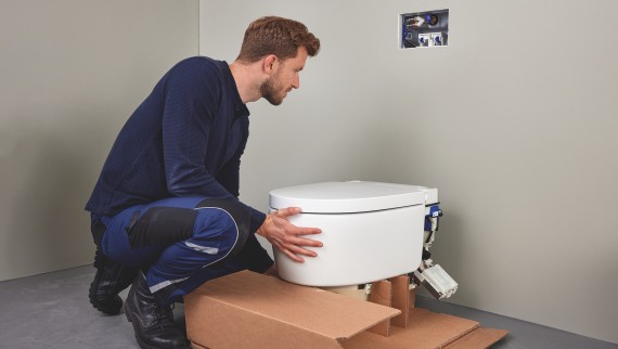 Installatore con un WCdoccetta Geberit AquaClean Sela