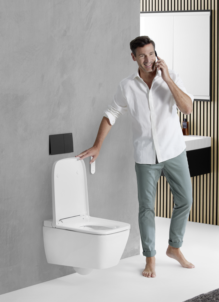 Customer Service Geberit AquaClean Mitarbeiterin am Telefon Customer Service Geberit AquaClean Mitarbeiterin am Telefon