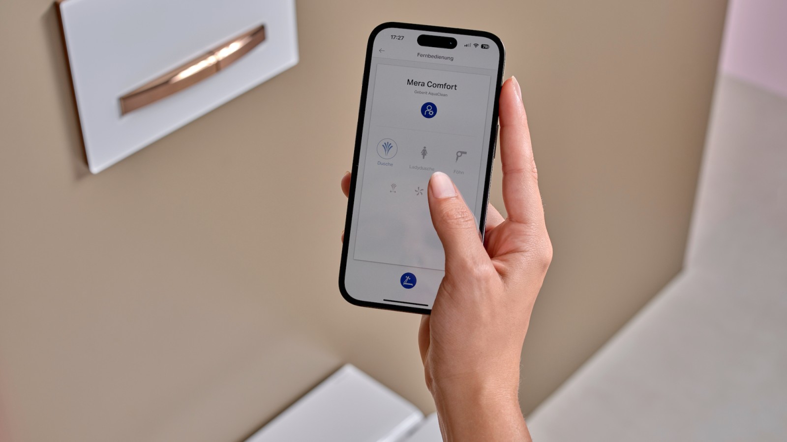 Una donna utilizza l’app Geberit Home su uno smartphone Una donna utilizza l’app Geberit Home su uno smartphone