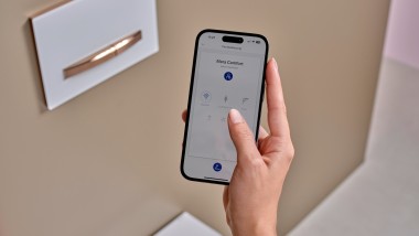 Frau benutzt Geberit Home App auf einem Smartphone Frau benutzt Geberit Home App auf einem Smartphone