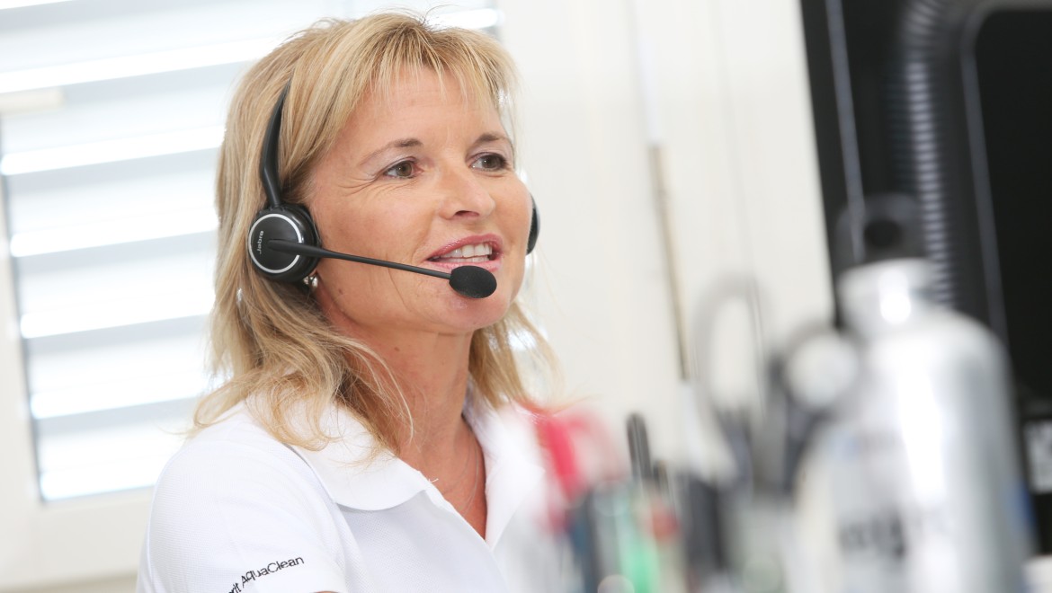 Customer Service Geberit AquaClean Mitarbeiterin am Telefon Customer Service Geberit AquaClean Mitarbeiterin am Telefon