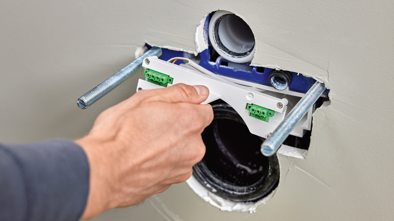 Montaggio del convertitore GEBUS per comandi per WC Montaggio del convertitore GEBUS per comandi per WC