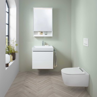 Zona lavabo Geberit ONE con lavandino piccolo, mobile sottolavabo e armadietto a specchio nonché WCdoccetta. Zona lavabo Geberit ONE con lavandino piccolo, mobile sottolavabo e armadietto a specchio nonché WCdoccetta.